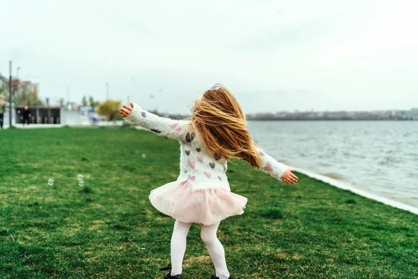 Achteraanzicht Van Gelukkig Mooi Meisje Met Plezier Buiten Het Park — Stockfoto