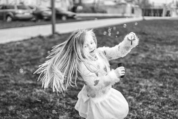 Weinig Gelukkig Mooi Meisje Met Fles Zeepbellen Buiten Park — Stockfoto