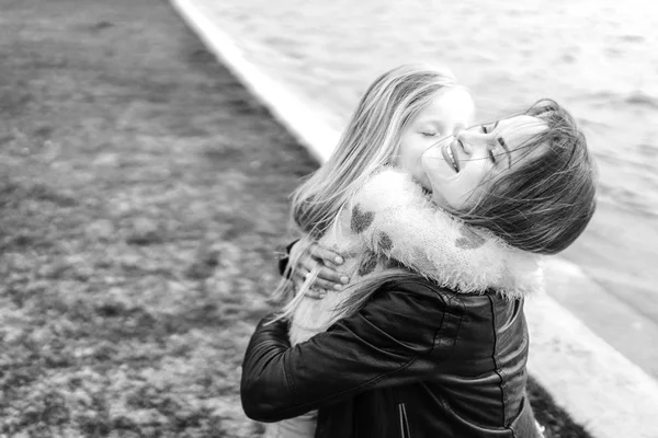 Madre Con Hija Pequeña Abrazándose Divirtiéndose Mientras Está Pie Orilla — Foto de Stock