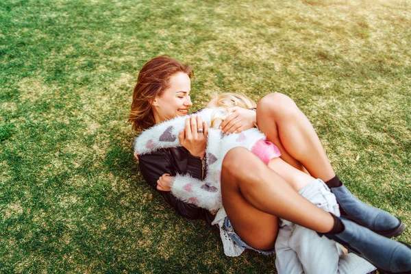 Mother Little Daughter Having Fun Hugging While Lying Grass Outdoor — Stock Photo, Image