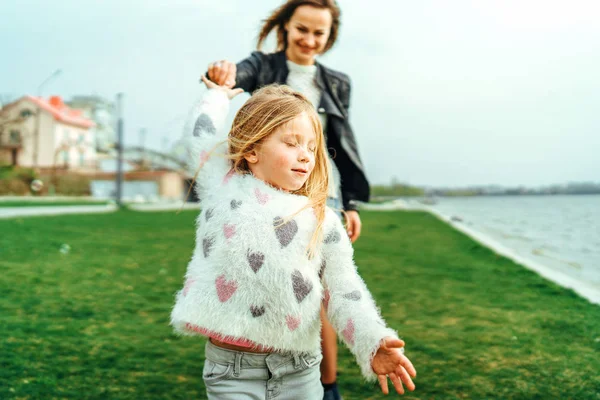 Moeder Met Dochtertje Hand Hand Plezier Buiten Buurt Van Lake — Stockfoto