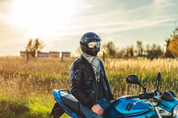 Motociclista Usando Capacete Jaqueta Couro Sentado Motocicleta Esporte Livre Estrada — Fotografia de Stock