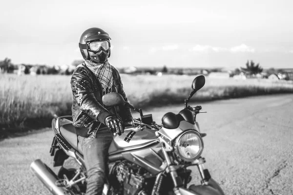 摩托车手戴头盔坐在户外运动摩托上的侧面观察 — 图库照片
