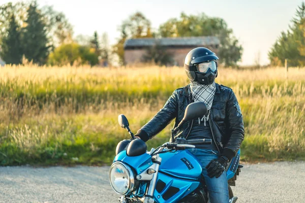 Biker Memakai Helm Dan Jaket Kulit Duduk Motor Sport Luar — Stok Foto