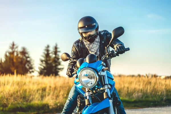 Biker Auf Sportmotorrad Unterwegs — Stockfoto