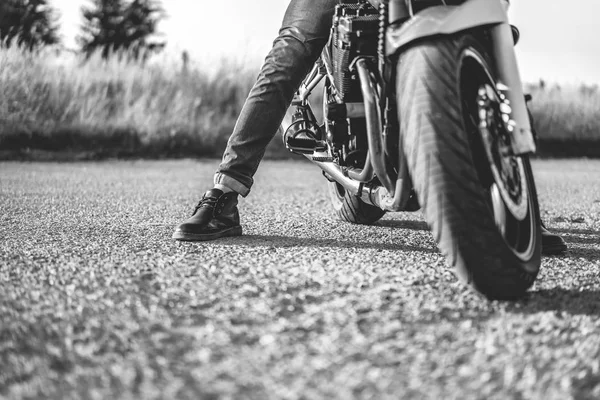 Biker Auf Sportmotorrad Sitzend Und Bein Auf Asphaltstraße Nahaufnahme — Stockfoto