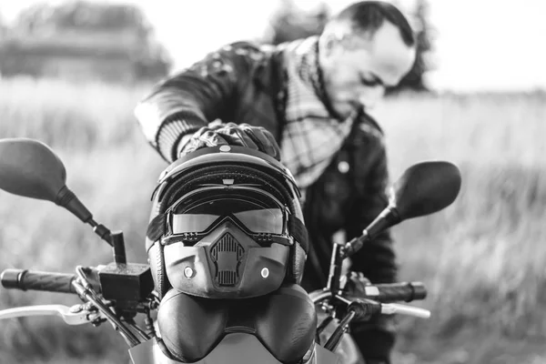 Biker Setzt Helm Auf Sportmotorrad — Stockfoto