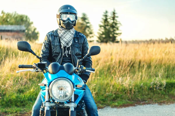 Байкер Шлеме Маске Сидит Спортивном Мотоцикле Открытом Воздухе Дороге — стоковое фото