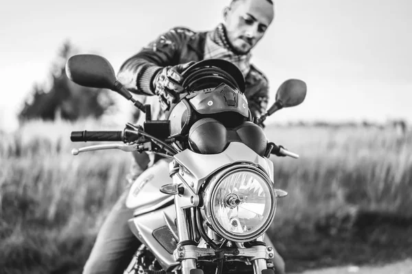 Biker Setzt Helm Auf Sportmotorrad — Stockfoto