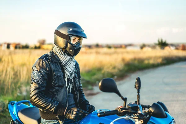 Zijaanzicht Van Biker Dragen Van Helm Zitten Sport Motorfiets Buiten — Stockfoto