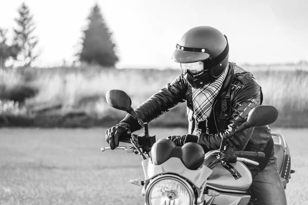 Biker Auf Sportmotorrad Unterwegs — Stockfoto