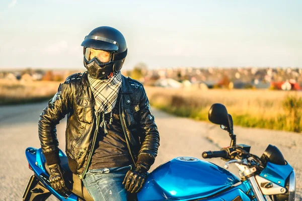 屋外オンロード スポーツ バイクの上に座ってヘルメットと革のジャケットを着てバイクに乗る人 — ストック写真