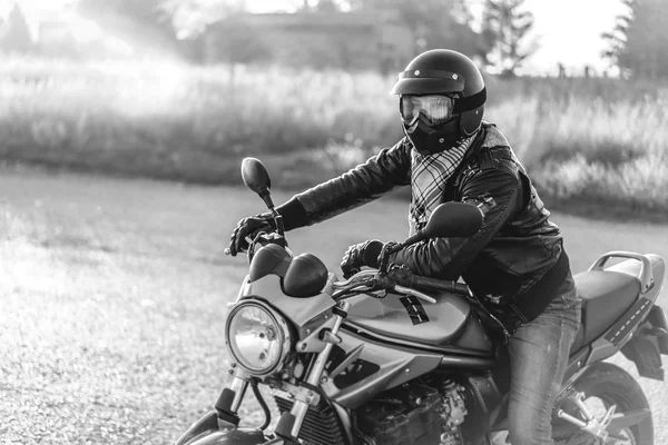 屋外オンロード スポーツ バイクの上に座ってヘルメットと革のジャケットを着てバイクに乗る人 — ストック写真