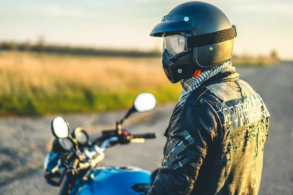 Vista Lateral Del Motociclista Con Casco Sentado Moto Deportiva Aire —  Fotos de Stock