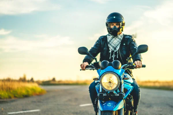 Байкер Спортивном Мотоцикле Открытым Небом Дороге — стоковое фото