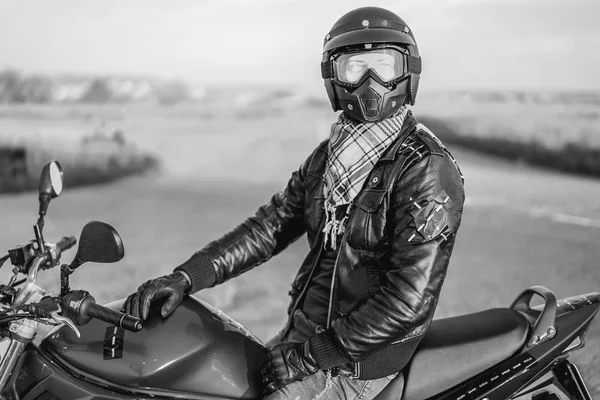 Biker Dans Casque Masque Assis Sur Moto Sport Plein Air — Photo