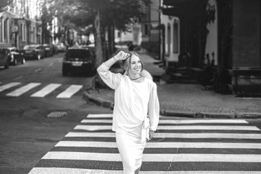 Sokakta yürürken beyaz vintage elbiseli güzel kadın