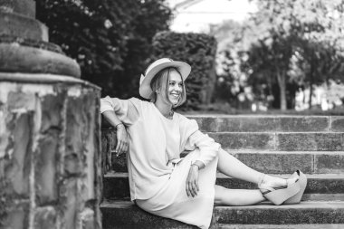 Açık beyaz vantage elbiseli güzel kız