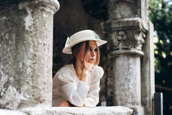 Mulher Bonita Vestido Branco Livre Com Edifício Velho Atrás — Fotografia de Stock