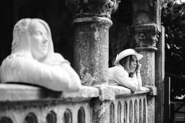 Mulher Bonita Vestido Branco Livre Com Edifício Velho Atrás — Fotografia de Stock