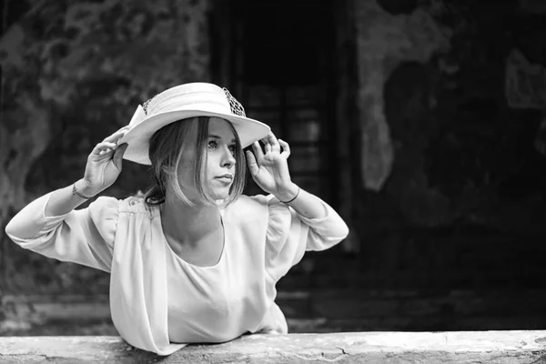 Mulher Bonita Vestido Branco Livre Com Edifício Velho Atrás — Fotografia de Stock