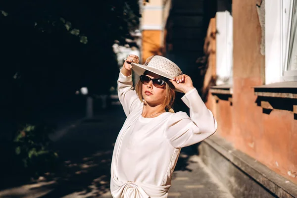 Mulher Bonita Vestido Vintage Branco Andando Rua — Fotografia de Stock