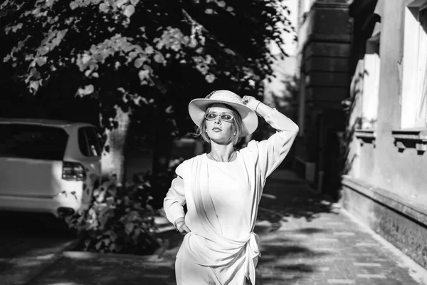 Mooie Vrouw Witte Vintage Jurk Lopen Straat — Stockfoto