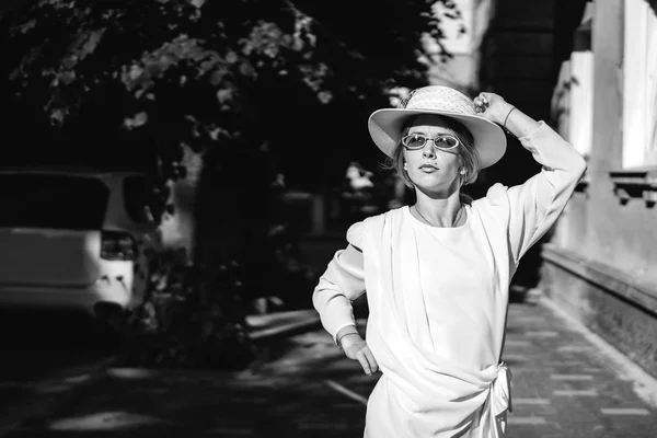 Vacker Kvinna Vit Vintage Klänning Promenad Gatan — Stockfoto