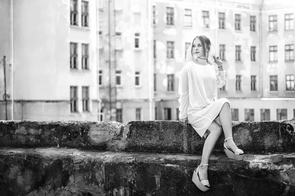 漂亮的女孩穿着白色复古礼服坐在户外 — 图库照片
