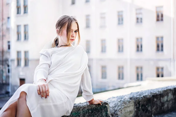 Красива Жінка Білій Вінтажній Сукні Сидить Відкритому Повітрі — стокове фото