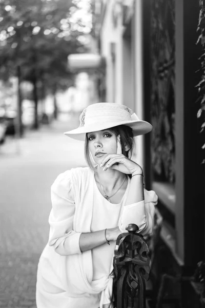 通りを歩いてヴィンテージの白のドレスのきれいな女性 — ストック写真