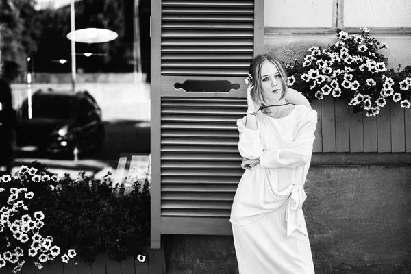 Jolie Fille Robe Vintage Blanche Dans Rue — Photo