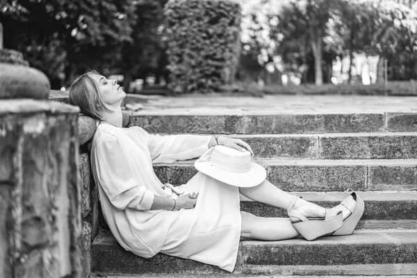 Bella Ragazza Abito Bianco Vantaggio All Aperto — Foto Stock