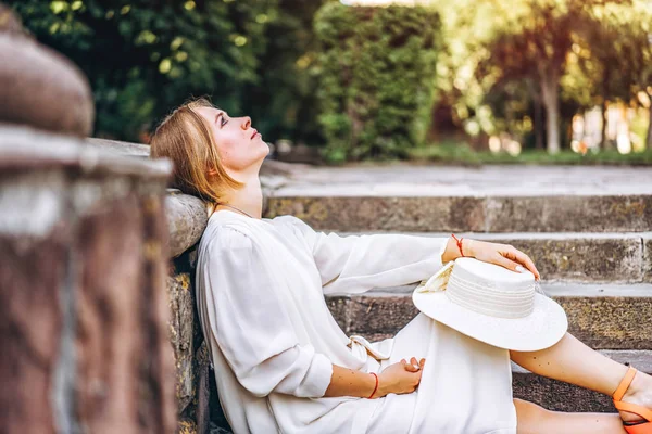 Bella Ragazza Abito Bianco Vantaggio All Aperto — Foto Stock