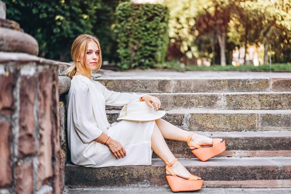 Chica Bonita Vestido Blanco Ventajoso Aire Libre — Foto de Stock