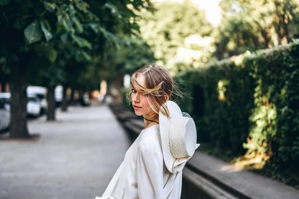 屋外のヴィンテージの白ドレスを歩いてきれいな女性 — ストック写真
