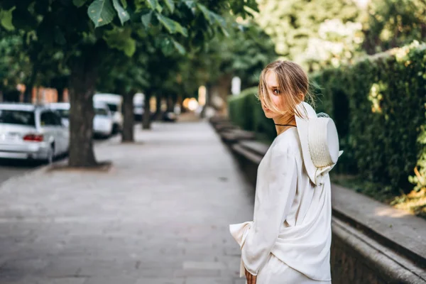 Jolie Femme Robe Blanche Vintage Marchant Plein Air — Photo