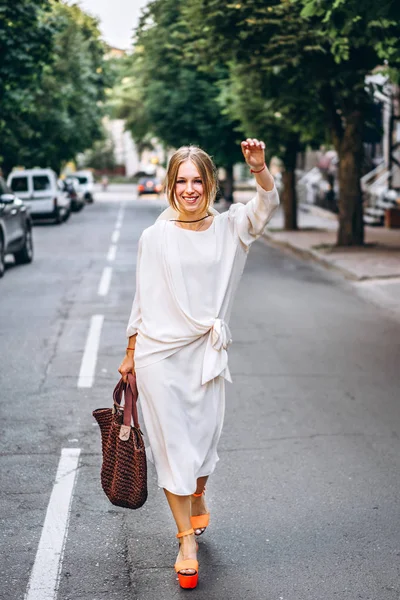 Jolie Femme Robe Blanche Vintage Marchant Plein Air — Photo