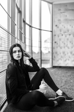 Oldukça sportif kadın spor salonunda oturan tek renkli fotoğrafı