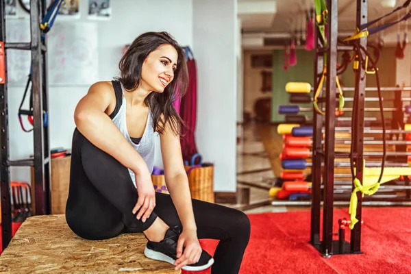 Gadis Cukup Sporty Duduk Gym Setelah Latihan — Stok Foto