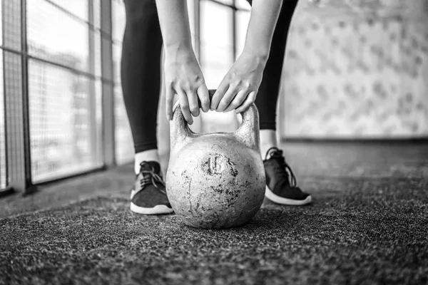 Monocromático Foto Menina Desportiva Levantando Kettlebell Chão Ginásio — Fotografia de Stock