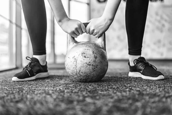 Sportif Kızın Kettlebell Spor Salonunda Yerden Kaldırma Tek Renkli Fotoğraf — Stok fotoğraf