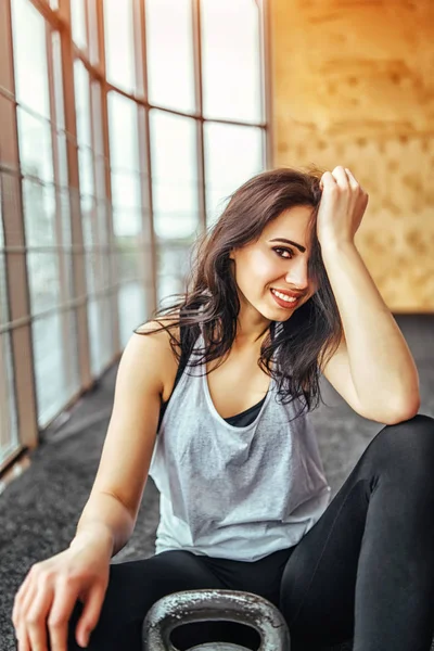 Bella Ragazza Sportiva Seduta Palestra Dopo Allenamento — Foto Stock