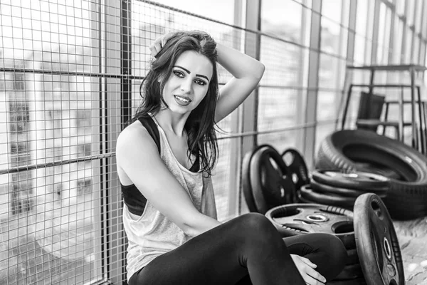 ⬇ Скачать Картинки Brunette Posing On Tires, Стоковые Фото.