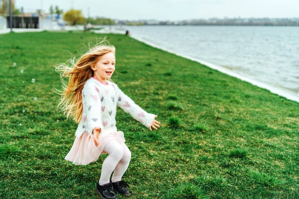 Carino Bambina Divertirsi All Aperto Nel Parco — Foto Stock