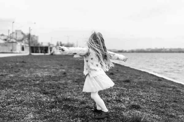 公園で屋外楽しくかわいい女の子のモノクロ写真 — ストック写真