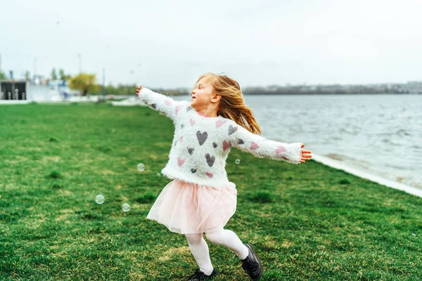 Carino Bambina Divertirsi All Aperto Nel Parco — Foto Stock