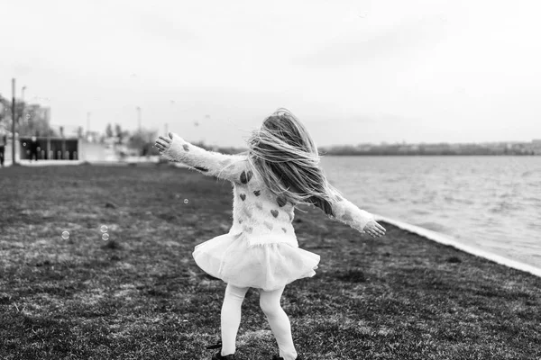 Μονόχρωμη Φωτογραφία Του Χαριτωμένο Μικρό Κορίτσι Έχοντας Διασκεδαστικό Υπαίθριο Πάρκο — Φωτογραφία Αρχείου