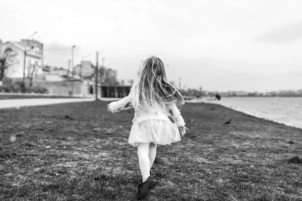 Zwart Wit Foto Van Een Schattig Klein Meisje Met Plezier — Stockfoto