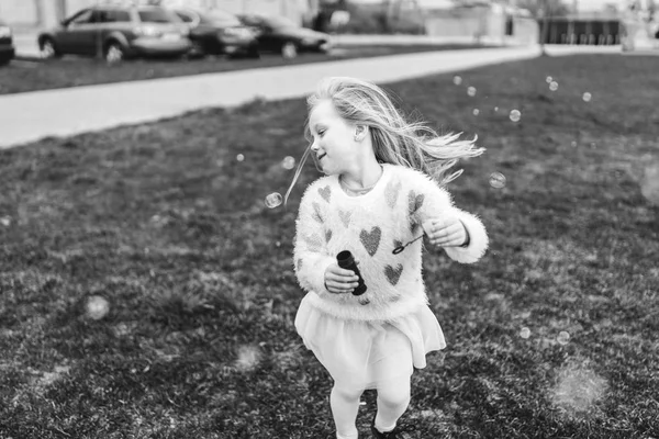 Monocromo Foto Linda Niña Divirtiéndose Aire Libre Parque —  Fotos de Stock